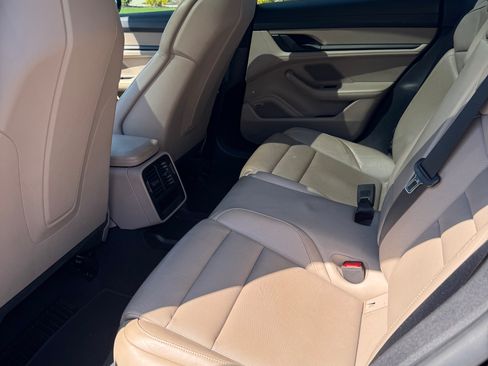 Used 2022 Porsche Taycan image 6