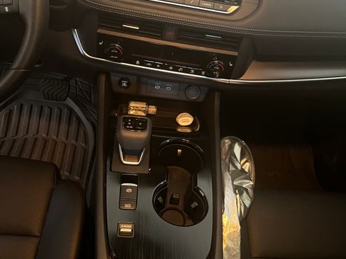 Used 2025 Nissan Rogue SV w/ SV Premium Package image 7