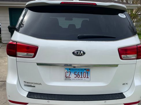 Used 2015 Kia Sedona EX w/ EX Premium Package FWD image 2