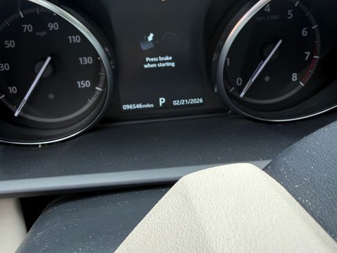 Used 2019 Land Rover Discovery SE image 6