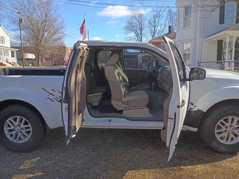 Used 2016 Nissan Frontier SV image 8