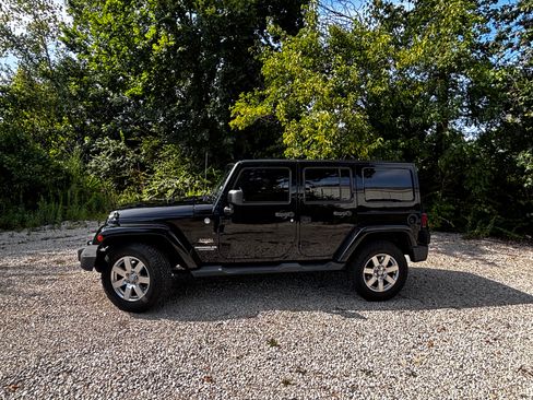 Used 2012 Jeep Wrangler Unlimited Sahara w/ Connectivity Group AWD/4WD image 6