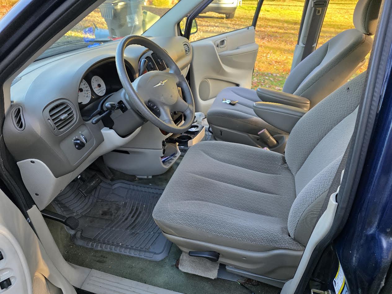 Used 2006 Chrysler Town & Country FWD image 9