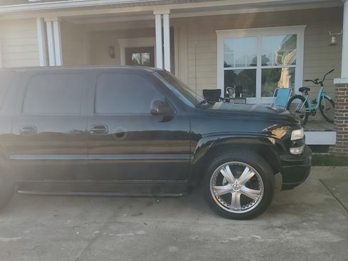 Used 2000 Chevrolet Suburban LT w/ LT Preferred Equipment Group image 2