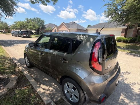 Used 2016 Kia Soul FWD image 12