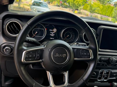 Used 2018 Jeep Wrangler Unlimited Sahara AWD/4WD image 12
