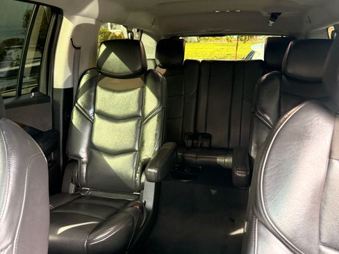 Used 2019 Cadillac Escalade ESV Luxury RWD image 10