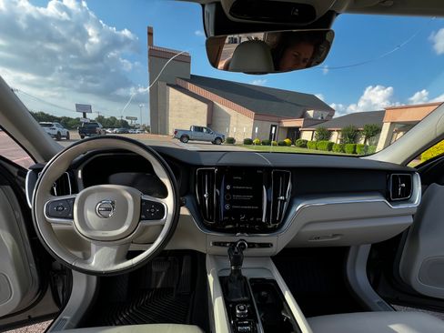 Used 2018 Volvo XC60 T5 Momentum w/ Convenience Package image 8