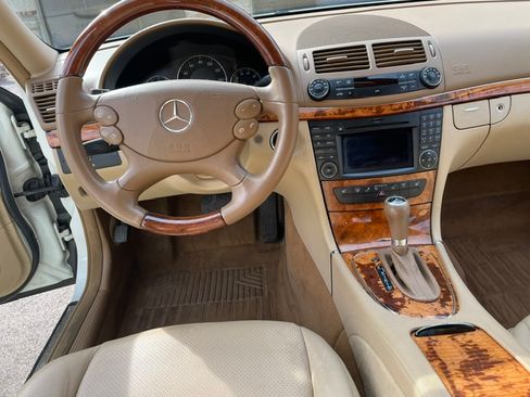 Used 2009 Mercedes-Benz E 350 4MATIC Sedan image 6