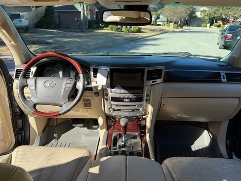 Used 2013 Lexus LX 570 4WD w/ Luxury Pkg image 15