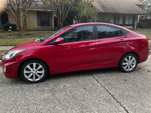 Used 2013 Hyundai Accent GLS w/ Premium Pkg image 2