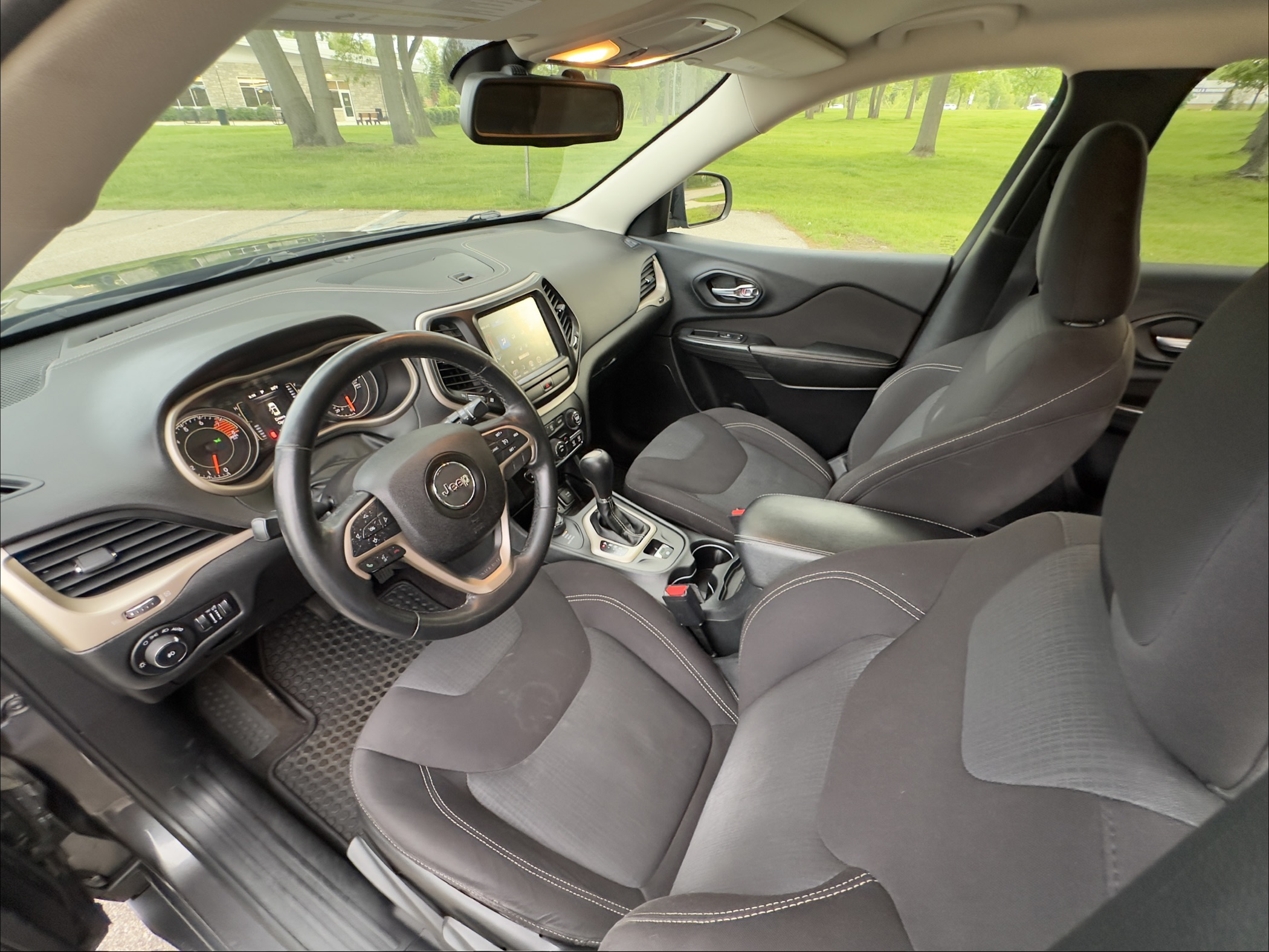 Used 2016 Jeep Cherokee Latitude w/ Cold Weather Group AWD/4WD image 11