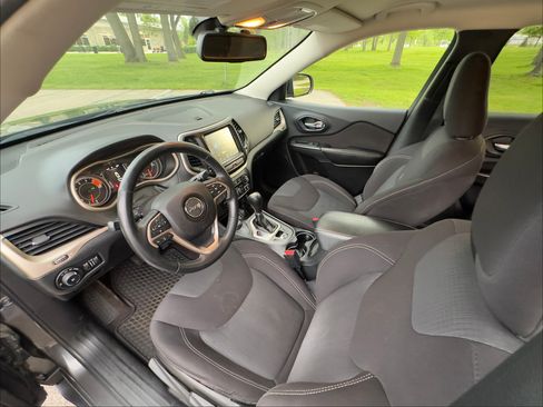 Used 2016 Jeep Cherokee Latitude w/ Cold Weather Group AWD/4WD image 11