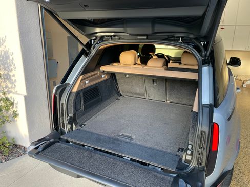 Used 2025 Land Rover Range Rover SE image 12