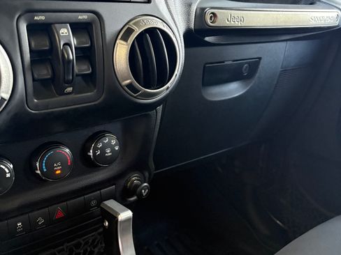 Used 2014 Jeep Wrangler Unlimited Rubicon w/ Connectivity Group AWD/4WD image 9