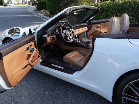 Used 2017 Porsche 911 Carrera S image 10