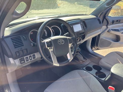 Used 2015 Toyota Tacoma 4x4 Access Cab V6 image 2
