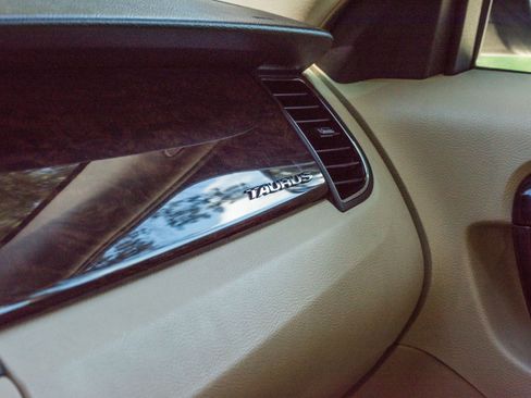 Used 2013 Ford Taurus Limited FWD image 10