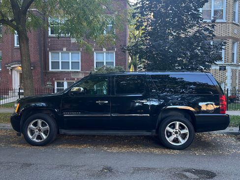 Used 2014 Chevrolet Suburban LTZ image 10