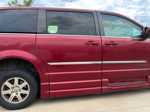 Used 2012 Chrysler Town & Country Touring w/ Entertainment Group #1 FWD image 10