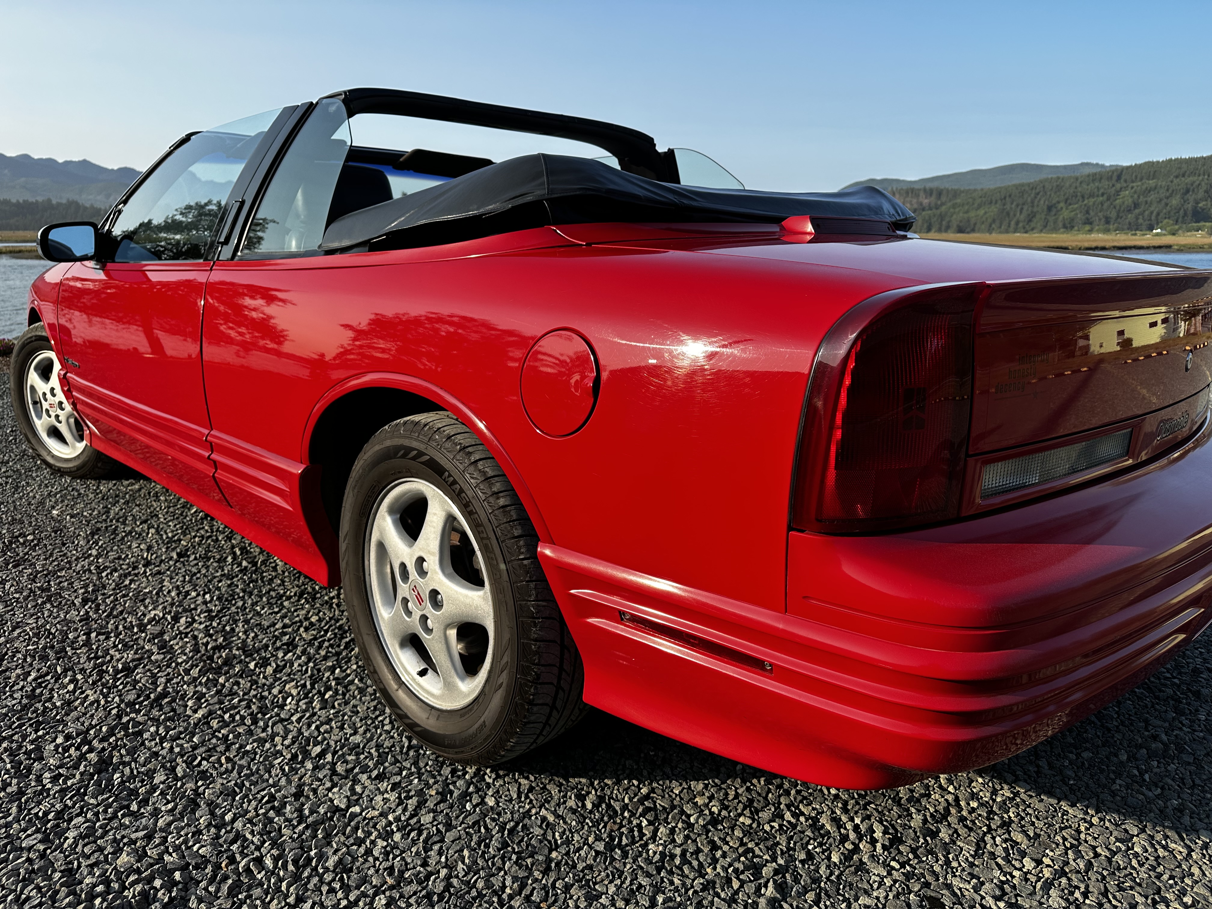 Used 1994 Oldsmobile Cutlass Supreme Convertible FWD image 2