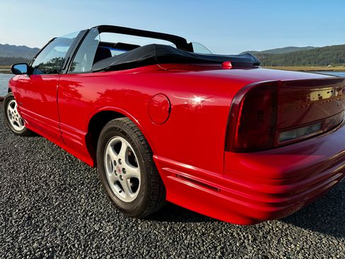 Used 1994 Oldsmobile Cutlass Supreme Convertible FWD image 2
