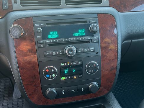 Used 2014 Chevrolet Suburban LT w/ Luxury Package image 9