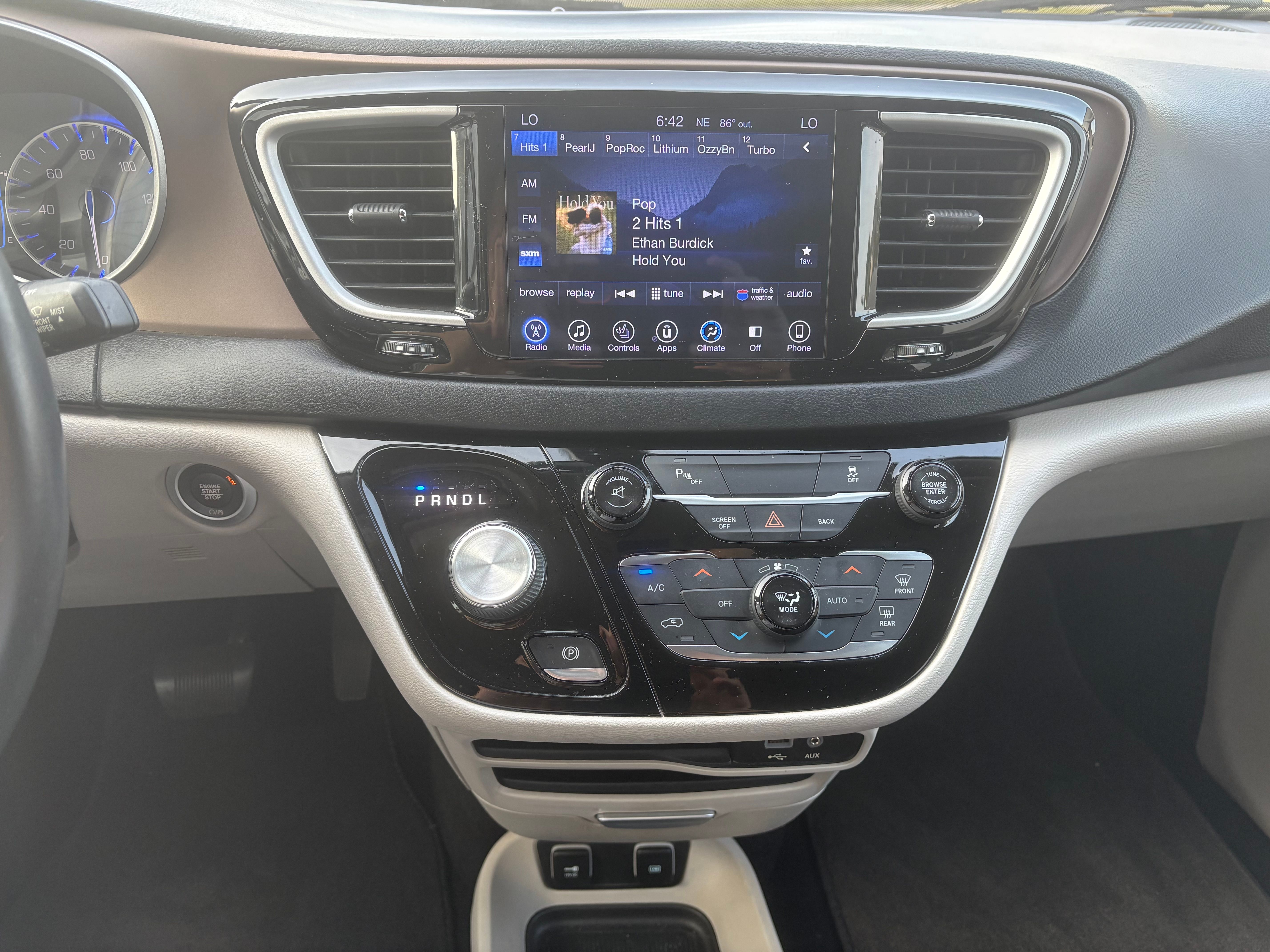 Used 2017 Chrysler Pacifica Touring-L w/ Tire & Wheel Group FWD image 11