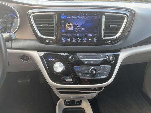 Used 2017 Chrysler Pacifica Touring-L w/ Tire & Wheel Group FWD image 11