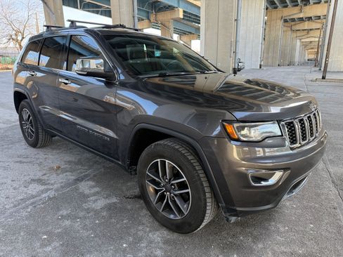Used 2019 Jeep Grand Cherokee Limited w/ Luxury Group II image 4