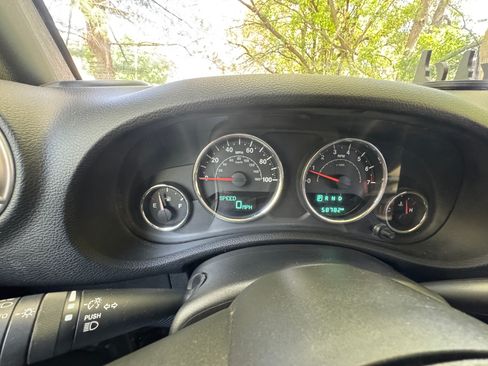 Used 2016 Jeep Wrangler Unlimited Sahara w/ Connectivity Group AWD/4WD image 11