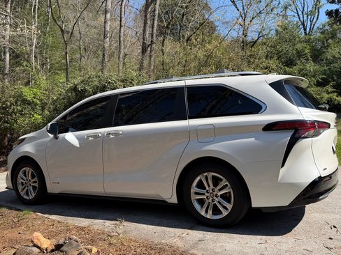 Used 2021 Toyota Sienna Platinum image 2