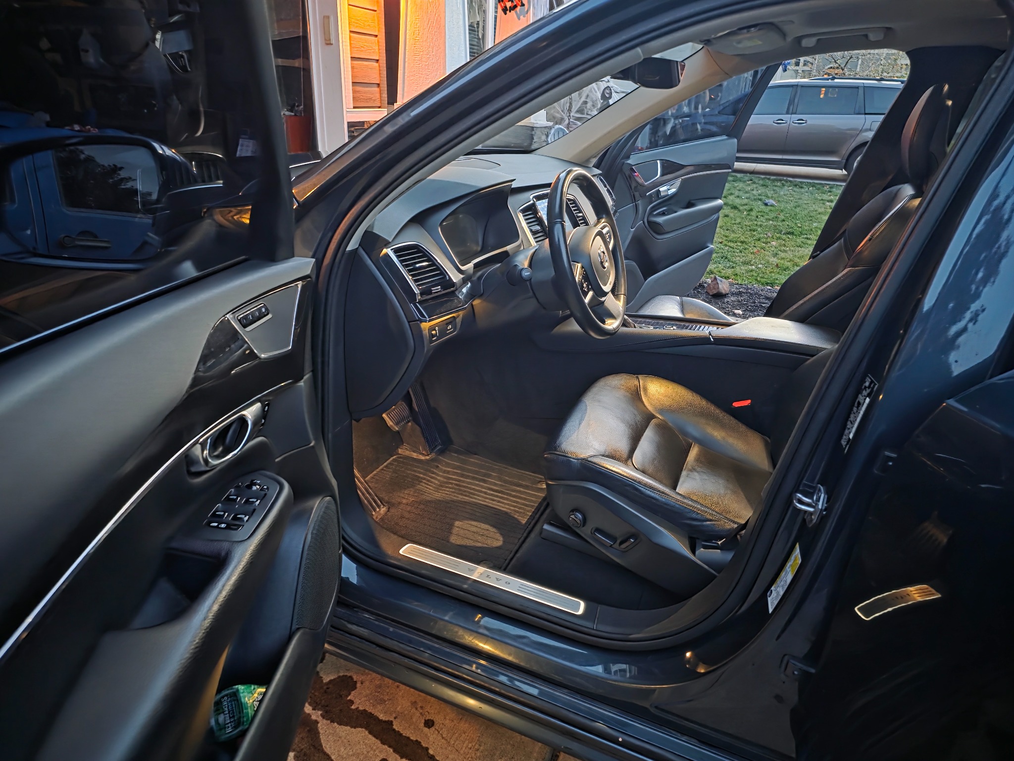 Used 2018 Volvo XC90 T6 Momentum w/ Momentum Plus Package AWD/4WD image 10