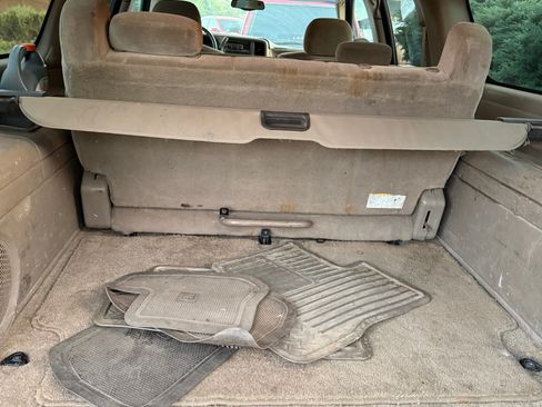 Used 2002 Chevrolet Suburban LS w/ Traction Pkg RWD image 6