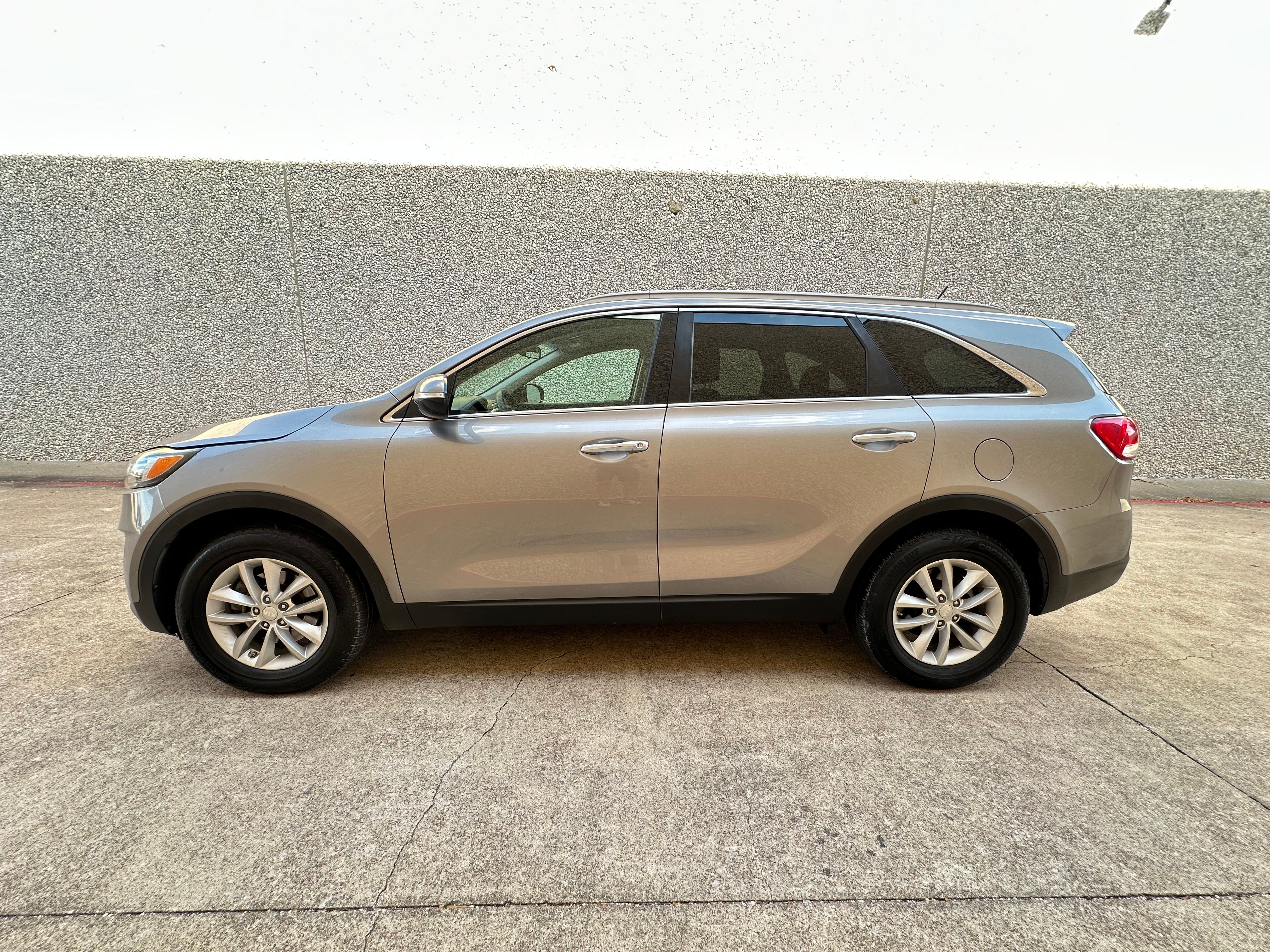Used 2017 Kia Sorento FWD image 6