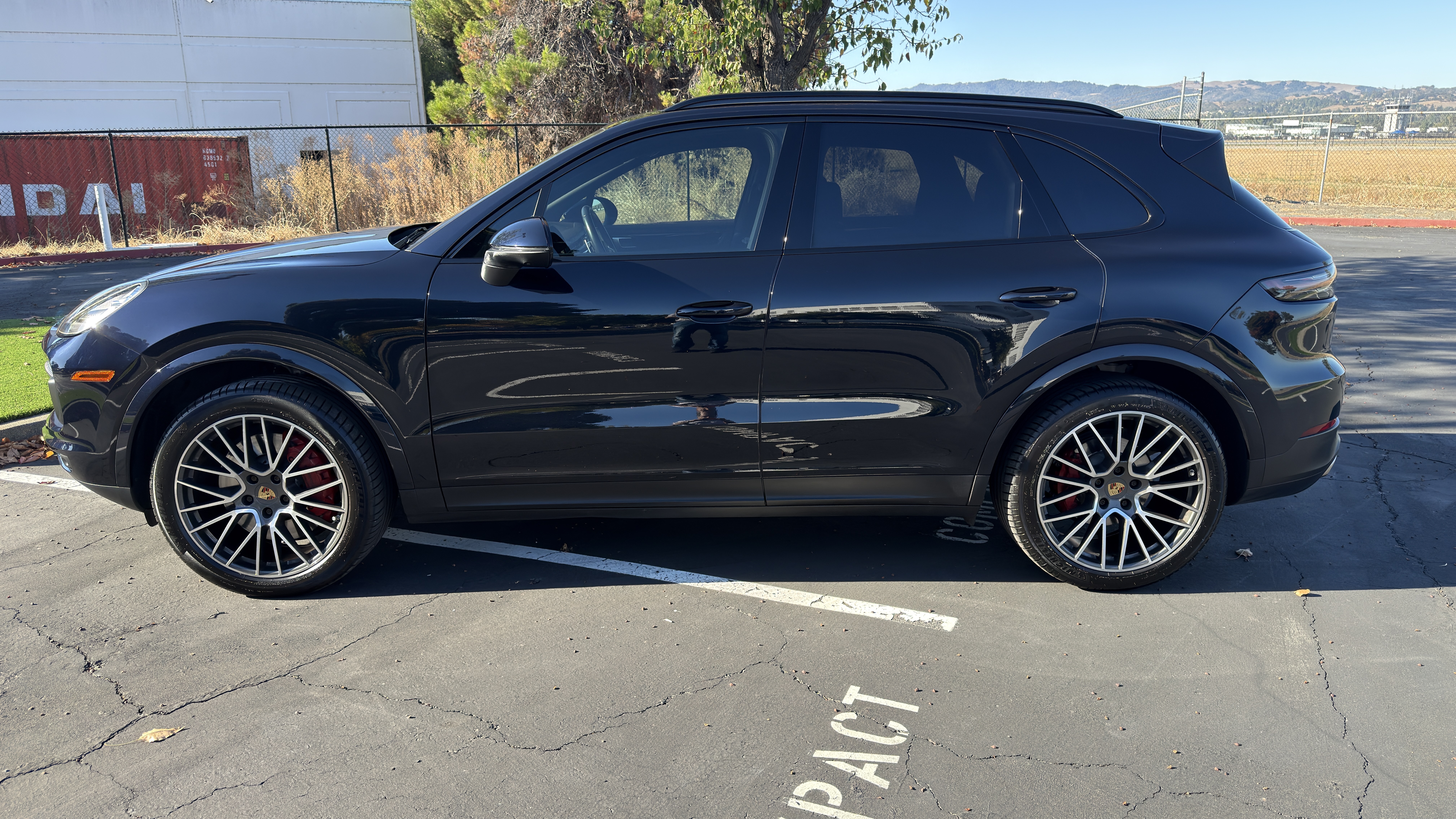 Used 2023 Porsche Cayenne w/ Premium Package AWD/4WD image 1