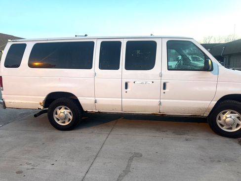 Used 2002 Ford E-350 and Econoline 350 Club Wagon image 5