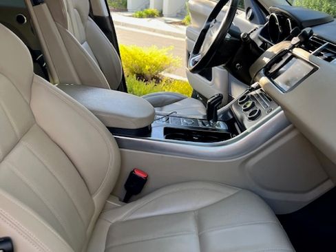 Used 2016 Land Rover Range Rover Sport SE image 11