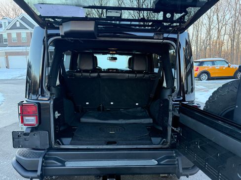 Used 2017 Jeep Wrangler Unlimited Sahara image 12