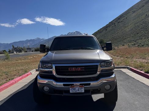 Used 2006 GMC Sierra 2500 SLT w/ Heavy-Duty Power Package image 8