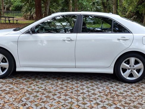Used 2010 Toyota Camry SE image 2