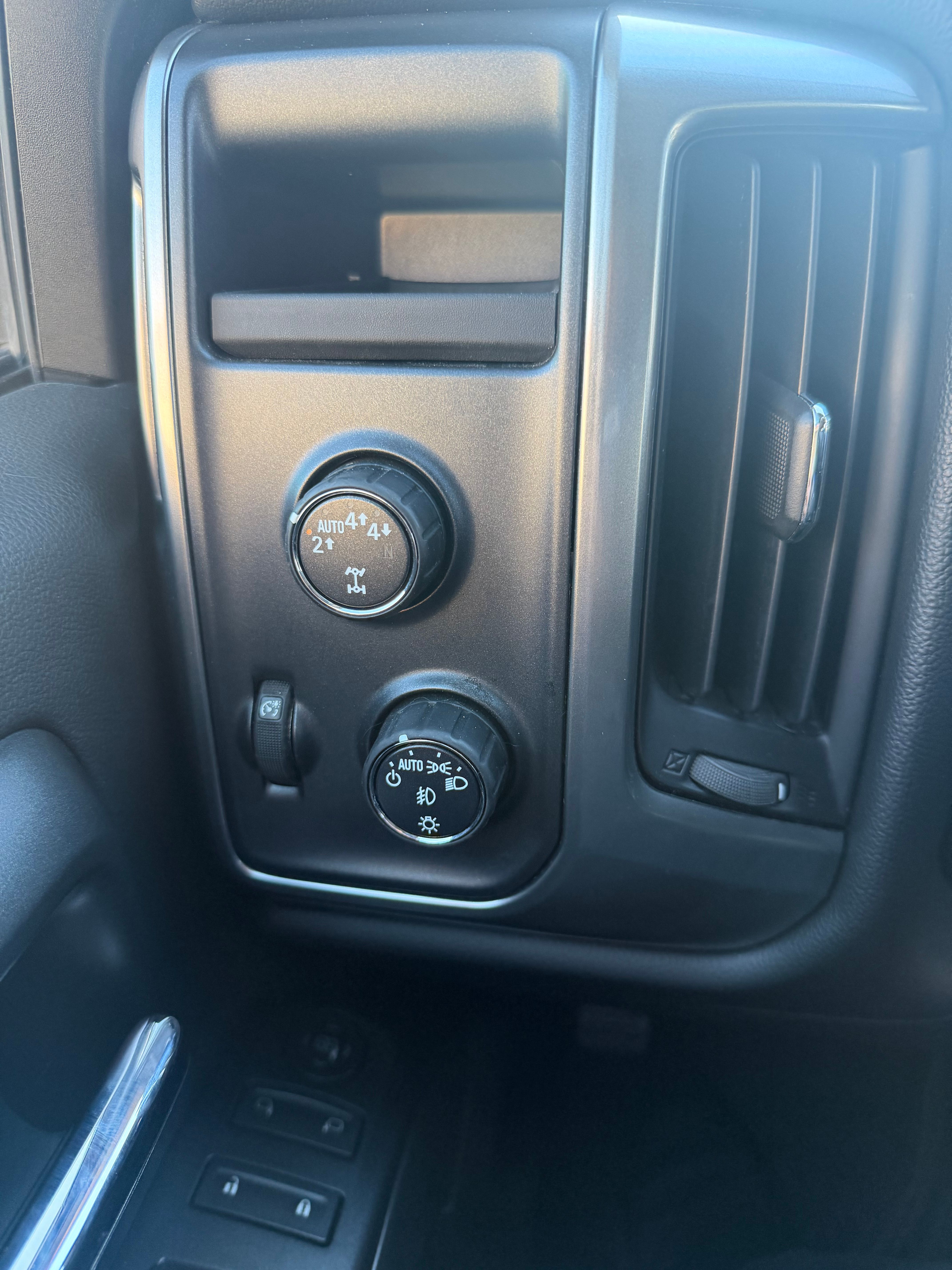 Used 2017 Chevrolet Silverado 1500 LT w/ LPO, Black Pack AWD/4WD image 10