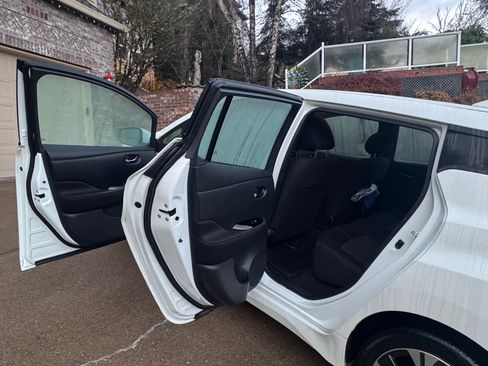 Used 2019 Nissan Leaf SV w/ SV Technology Package image 14