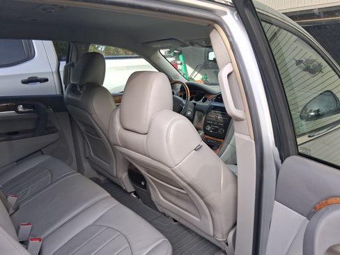 Used 2010 Buick Enclave CXL image 6