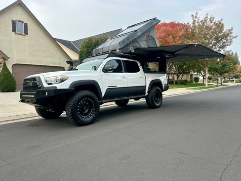 Used 2017 Toyota Tacoma TRD Off-Road image 24