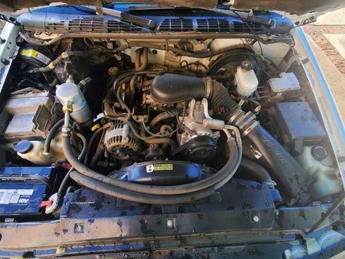 Used 2001 Chevrolet S10 Pickup 2WD Regular Cab image 2