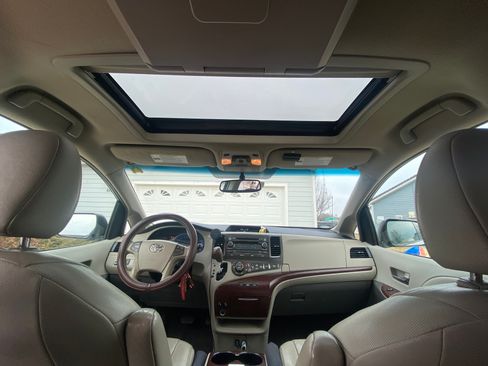 Used 2011 Toyota Sienna XLE image 21