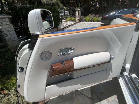 Used 2014 Rolls-Royce Phantom Drophead Coupe RWD image 29