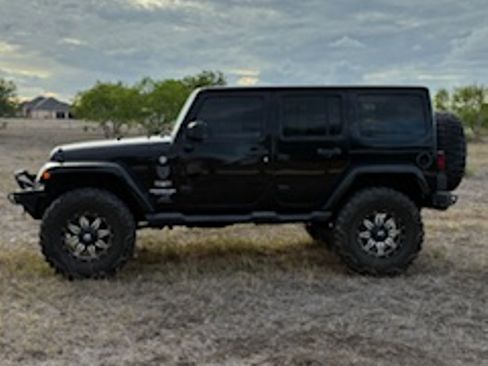 Used 2013 Jeep Wrangler Unlimited Sahara w/ Connectivity Group image 9