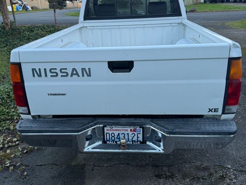 Used 1997 Nissan Pickup XE image 4